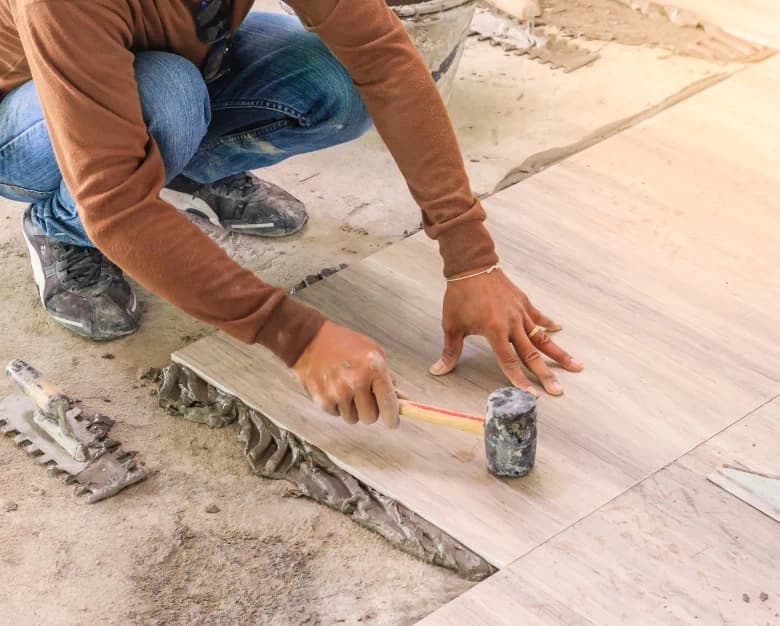 Photo d'un homme qui travaille sur un chantier